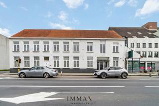 Intéressé par ce bâtiment historique 'Cour de Versailles' transformé en immeuble de bureaux moderne (1000m² brut - 811 m² net) avec des finitions...