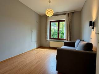 Op een perceel van maar liefst 1.027 m² in het gegeerde Sint-Denijs-Westrem vindt u deze villa met 230 m² bewoonbare oppervlakte met een bureel en 3 ruime slaapkamers. Een woning die evengoed een gezin op zoek naar groeiruimte aanspreekt als kopers die vooral rust, privacy en een grote tuin zoeken.<br /><br />De villa werd in 2010 gerenoveerd en combineert een instapklare staat met de troeven van een rijpe, groene omgeving. De tuin en het aangename terras vormen het kloppende hart van de woning: ideaal voor een zomerbarbecue, een rustige ochtendkoffie buiten of gewoon om tot rust te komen na een drukke dag. Binnen zorgt de zeer ruime badkamer voor comfort, en de dubbele garage biedt plaats voor twee wagens plus extra bergruimte, iets wat op deze ligging niet vanzelfsprekend is.<br /><br />Wat deze locatie bijzonder maakt, is de combinatie van rust en bereikbaarheid: winkels, scholen en openbaar vervoer liggen op wandelafstand, terwijl het bruisende centrum van Gent op slechts enkele minuten rijden ligt. Zo geniet u van het beste van twee werelden, de groene rust van Sint-Denijs-Westrem en de levendigheid van de stad binnen handbereik.<br /><br />Verkoop met instelprijs<br />Deze woning wordt te koop aangeboden met een instelprijs van € 680.000. Elk bod wordt onmiddellijk met de verkopers besproken.<br /><br />Een woning met deze verhouding van ruimte, ligging en staat is zeldzaam op de markt. Interesse? Contacteer ons voor een bezichtiging of bel 09 221 11 06.