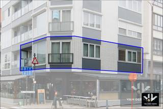 <strong>Op te frissen 2-slaapkamerappartement met veel natuurlijke lichtinval op een steenworp van het Hasseltse stadscentrum! </strong><br /><br /><strong><u>Troeven:</u></strong><br />- Centrale ligging tussen het stadspark en het centrum<br />- Winkels, horeca, scholen, recreatie, openbaar vervoer, ... op wandelafstand<br />- Vlotte verbinding naar uitvalswegen en de E313<br />- Asbestveilig<br />- Gunstig EPC met label C <br />- 2 ruime slaapkamers<br />- Gratis bewonersparkeren in omliggende straten voor 2 auto's<br />- Lift aanwezig in het gebouw<br />- Terras aanwezig<br />- Kelderberging inbegrepen in de vraagprijs <br />- Zowel als opbrengsteigendom of voor eigen bewoning een interessante investering<br /><br />Dit lichtrijke hoekappartement ligt net buiten de Groene Boulevard, op een strategische locatie tussen het stadspark en het levendige centrum van Hasselt. Hier woon je op wandelafstand van winkels, scholen, restaurants en ontspanningsmogelijkheden, met bovendien een vlotte verbinding naar de belangrijkste uitvalswegen en de autosnelweg. Ook het ziekenhuis bevindt zich vlakbij en parkeren kan gratis voor twee voertuigen in de ruime omgeving.<br />Het appartement bevindt zich op de eerste verdieping, bereikbaar met trap of lift. De inkomhal leidt naar een ruime, zonnige woonkamer met een aangenaam uitzicht. Aansluitend vind je de keuken, het terras en een kleine berging. Verder zijn er twee slaapkamers, een apart toilet en een badkamer met ligbad en wastafel. In de kelder beschik je over een afsluitbare privéberging voor extra opbergruimte.<br /><br />Hoewel het appartement baat heeft bij een moderne update, biedt het veel potentieel voor wie op zoek is naar een eigen plek in de stad of een interessante opbrengsteigendom dankzij de uitstekende ligging. In de zone Stadspark kunnen bewoners met twee wagens volledig gratis parkeren. <br /><br />Hasselt is een stad om trots op te zijn. Met een uitgebreid aanbod aan winkels, cultuur, gastronomie en groene parken combineert ze het beste van stadsleven en ontspanning. Overdag geniet je van het shoppen, ’s avonds van de vele horecazaken, en tussendoor van rust in de talrijke parken en musea.<br /><br />Kortom, Hasselt heeft het allemaal en René laat je dit met veel plezier zien.<br /><br />Tot binnenkort!