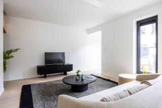 Verscholen op een rustig en kleinschalig woonerf in Deurne bevindt zich deze aangename gerenoveerde eengezinswoning met private buitenruimte. Deze woning is de eerste van 3 gerenoveerde woningen. De ligging in het binnengebied zorgt voor extra rust en privacy, terwijl alle stedelijke voorzieningen van Deurne en Antwerpen vlot bereikbaar blijven. De grote raampartijen en directe verbinding met de tuin creëren bovendien een aangename, lichte woonbeleving.<br />Indeling: De inkomhal brengt ons in de gezellige leefruimte met veel lichtinval. en zorgt onmiddellijk voor sfeer en rust. We lopen verder naar de stijlvolle keuken met zicht naar de ingesloten tuin met extra buitenberging. Verder is er nog de berging/technische ruimte. Tenslotte is er beneden nog het gastentoilet. Op de 1ste verdieping geeft de nachthal toegang tot de 3 slaapkamers, de badkamer en een apart toilet.<br />De voorgevel wordt nog afgewerkt met crepi. Een parkingplaats kan optioneel bij aangekocht worden voor 25.000 euro.<br />Troeven: <br />- high end gerenoveerd<br />- EPC A<br />- warmtepomp/airco<br />- strategische locatie<br />- optioneel parkingplaats voor 25.000 euro<br />Lijkt deze woning iets voor u? Neem dan snel contact op via 03 360 85 30.