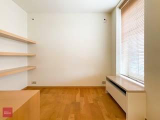 Ruime luxe - woning bestaande uit een inkomhall, wasberging, garages voor 3 wagens, kelder, op verdieping een lichtrijke living met open haard, ingerichte keuken, bibliotheek, 4 slaapkamers, 2 badkamers, ommuurde koer / terras. Mogelijkheid tot praktijkruimte(n) gelijkvloers.
