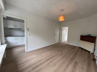 Op zoek naar een comfortabel éénslaapkamerappartement op een centrale locatie aan de kust? Dan is dit instapklare appartement precies wat je zoekt. Gelegen op wandelafstand van winkels, openbaar vervoer en andere voorzieningen, biedt deze woonst de ideale combinatie van bereikbaarheid en wooncomfort.<br /><br />Het appartement bevindt zich op de 1ste verdieping die te bereiken is via de trappenhal. De lichtrijke leefruimte sluit aan op een vernieuwde halfopen keuken, volledig uitgerust met een keramische kookplaat, vaatwasser, oven en een koelkast zonder vriesvak. Dankzij de doordachte indeling beschik je over voldoende kastruimte en praktische werkruimte, ideaal voor dagelijks gebruik. Aansluitend aan de woonkamer vind je een ruime slaapkamer en via de hal kan men ook de badkamer met ligbad en enkele wastafel bereiken. In de inkomhal bevindt zich bovendien een apart toilet en een berging met aansluiting voor een wasmachine.<br /><br />Voor extra comfort is het appartement uitgerust met rolluiken. er werd recent nog een ventilatiesysteem en een warmtepomp geïnstalleerd, wat een positieve impact heeft op het energieverbruik. <br /><br />Hoewel het appartement geen terras of fietsenberging heeft, is er bijna altijd parkeerplaats beschikbaar voor de deur.<br /><br />Beschikbaar vanaf 1 oktober 2026. Geen maandelijkse provisie van toepassing.<br /><br />