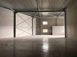 <p><span>Nieuwbouw magazijn te huur 335 m²</span></p><p><span>In een recent ontwikkeld en verzorgd magazijnenpark bieden wij een </span><span>nieuwbouw magazijn van 335 m²</span><span> te huur aan. Deze unit is geschikt voor opslag,.</span></p><p><span>Het magazijn beschikt over een vrije hoogte van circa </span><span>7 meter</span><span> en is afgewerkt met een duurzame </span><span>betonvloer</span><span>, waardoor het uitstekend bruikbaar is voor stockage of werkruimte. De toegang gebeurt via een </span><span>elektrische sectionaalpoort</span><span> met een hoogte van </span><span>4,5 meter</span><span> en een breedte van </span><span>5,75 meter</span><span>, wat een vlotte toegang voor bestelwagens en vrachtwagens mogelijk maakt. Het magazijn is uitgerust met </span><span>3-fasen elektriciteit (krachtstroom)</span><span> en voorzien van </span><span>branddetectie en alarmvoorziening</span><span>.</span></p><p><span>De site is goed toegankelijk voor vrachtverkeer en bij het magazijn hoort </span><span>één privatieve parkeerplaats met mogelijkheid </span></p><p><span>Indien gewenst kan er </span><span>bijkomend een bureauruimte en/of toilet voorzien worden op plateau</span><span>, mits een </span><span>aanpassing van de huurprijs</span><span>.</span></p><p><span>De </span><span>gemeenschappelijke kosten bedragen € 75 per maand</span><span>. De </span><span>huurprijs wordt vermeld exclusief BTW en onroerende voorheffing</span><span>.</span></p><p><span>Voor meer informatie of het plannen van een bezoek kan u ons steeds contacteren via</span><span> 052/55.55.55 of info@immotwins.be</span></p><p><span> </span></p>