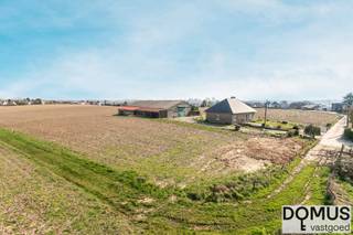 Op zoek naar rust, ruimte en natuur? Deze unieke boerderij, schitterend gelegen temidden van het golvende landschap op één van de hoogste punten van de gemeente Wemmel, biedt u een zeldzame kans om landelijk te wonen met adembenemende vergezichten in elke richting. Hier geniet u elke dag van het typische gevoel van vrijheid, weg van de drukte, maar toch met alle comfort binnen handbereik.

Indeling &amp; mogelijkheden:
De woning beschikt over drie comfortabele slaapkamers. De royale zolder biedt talloze mogelijkheden: van extra slaapkamer, hobbyruimte tot een gezellige thuiswerkplek – u hebt het voor het kiezen. Daarnaast vindt u ruime kelders: perfect voor opslag, provisie of zelfs een wijncollectie.

Uitgestrekt perceel &amp; bijgebouwen:
Het perceel van maar liefst 10.000 m² is een absolute troef. Momenteel staat er een grote loods die dienst heeft gedaan voor de landbouwactiviteiten van de huidige eigenaars. Wenst u liever een magnifieke tuin aan te leggen? Geen probleem – de loods kan eenvoudig worden verwijderd zodat u het perceel volledig naar uw wensen kan inrichten. Denk aan een weelderige bloemenborder, moestuin, zwemvijver of zelfs een boomgaard: de mogelijkheden zijn eindeloos.

Waarom kiezen voor deze boerderij?
•	Unieke ligging met schitterende vergezichten
•	Drie slaapkamers en een ruime zolder
•	Kelders voor extra opslag of hobby
•	Riant perceel van 10.000 m²
•	Grote loods die kan blijven of plaats biedt aan uw droomtuin
•	Ideaal voor rustzoekers, natuurliefhebbers en gezinnen

Laat deze kans niet voorbijgaan! Kom zelf de charme en het potentieel van deze prachtige boerderij ontdekken: contacteer ons voor een bezichtiging en laat u verrassen door de eindeloze mogelijkheden die deze eigendom te bieden heeft. Hier voelt u zich meteen thuis, dus grijp nu uw kans!
