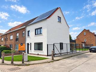 <p>De lichtrijke keuken en leefruimte vormen het hart van deze woning die vanaf de eerste stap overtuigt. De hoge afwerkingsgraad zorgt voor een verzorgd geheel waarin kwaliteit overal merkbaar is. Dankzij de energiezuinige opbouw woont u comfortabel en met een beheersbaar verbruik. De gunstige ligging en de instapklare staat maken dit pand meteen bruikbaar, zonder dat er nog werken nodig zijn.<br /><br />Is dit de woning waar u naar op zoek bent?<br /><br /><strong>Troeven</strong> <br />- Volledig gerenoveerd 2026<br />- EPC A (64 kWh/m²) + zonnepanelen + warmtepomp = minimale energiekost<br />- 3 slaapkamers — perfect voor een (jong) gezin<br />- 150 m² bewoonbaar<br />- Gunstige ligging<br />- Volledig instapklaar <br /><br />Interesse? Contacteer Geoffrey op 0486/04.47.64 voor een bezichtiging.<br /><br /><strong>Dit is een vanafprijs!</strong><br /> </p>