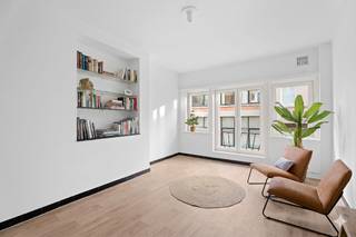 <p>Altro Vastgoed verkoopt : Eerste bezoekdag vrijdag 24 april - enkel op afspraak !</p><p>Ontdek deze unieke kans in het hart van Gent Zuid. Een instapklare belle-étage die alles biedt wat een studerend kind of starter nodig heeft: ruimte, comfort, een eigen buitenruimte en de zeldzame luxe van een inpandige garage.</p><h3>Een zorgeloze investering op een toplocatie</h3><h3>Gelegen in een zijstraat van de as Brabantdam - Vlaanderenstraat, bevindt deze woning zich op een steenworp van de Gentse universiteiten, hogescholen en het bruisende stadsleven.</h3><h3>Indeling van de woning:</h3><ul><li><p>Gelijkvloers: ruime garage met automatische poort, praktische kelder voor extra opslag en toegang tot de stadstuin.</p></li><li><p>Eerste verdieping: Een lichtrijke leefruimte met grote raampartijen en een aansluitende, functionele keuken. De ideale plek om rustig te studeren of gasten te ontvangen.</p></li><li><p>Tweede verdieping: twee volwaardige, ruime slaapkamers en een verzorgde douchekamer.</p></li></ul><p>Belangrijke kenmerken:</p><ul><li><p>Locatie: Zijstraat Brabantdam - Vlaanderenstraat, Gent Zuid</p></li><li><p>Type: Belle-étage</p></li><li><p>2 volwaardige slaapkamers </p></li><li><p>EPC: 283 kWh/(m² jaar) - Label C (Geen renovatieverplichting)</p></li><li><p>Elektriciteit: Conform</p></li><li><p>Extra: Garage + Stadstuin + Kelder</p></li></ul><h3>Interesse in een bezichtiging?</h3><p> Neem vandaag nog contact op voor meer informatie of een bezoek ter plaatse.</p><p>📞 Contacteer Ellen : 0475.400.770 - ellen@altro-vastgoed.be</p>