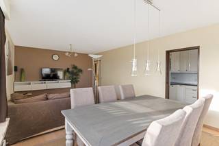 Dit gerenoveerd gelijkvloers appartement is gelegen in de Alfred Oststraat 8 te Borgerhout, in een rustige woonwijk vlak bij winkels, scholen en openbaar vervoer. Dankzij de gunstige ligging geniet u van een vlotte verbinding naar het centrum van Antwerpen en de nabijgelegen invalswegen. Ook parken, sportterreinen en recreatiemogelijkheden bevinden zich op wandelafstand.<br /><br />Bij het betreden van het appartement komt u binnen via de inkomhal met vestiairekast en aansluiting voor wasmachine en droogkast. Vervolgens is er een apart toilet. <br />De ruime leefruimte is afgewerkt met eikenparket en geniet van veel natuurlijke lichtinval. Aansluitend bevindt zich de keuken met enkele spoelbak met verlek, koelkast, oven, dampkap en vaatwasser.<br /><br />Verder beschikt het appartement over twee slaapkamers met een badkamer. De volledig betegelde badkamer is uitgerust met een ligbad met jacuzzi-functie en douchesproeier. Vanuit de tweede slaapkamer is er directe toegang tot het aangename terras.<br /><br />Tenslotte beschikt het appartement over een privatieve kelderruimte en een autostaanplaats dewelke verplicht aan te kopen is voor €8.000, beide gelegen op het ondergrondse niveau.<br /><br />Pluspunten:<br />+ 2 slaapkamers<br />+ Terras<br />+ Ondergrondse autostaanplaats (+ €8.000)<br />+ Kelderberging<br />+ Uitgeruste keuken<br /><br />Interesse? Contacteer ons op info@vbvastgoed.be of via 03 337 50 70.