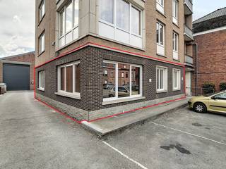 This spacious and bright ground floor apartment is located in a quiet neighborhood in the center of Ypres. Thanks to the large windows, you can enjoy plenty of natural light in the living areas. Perfect for those looking for comfort, space and a convenient location.Layout:-Entrance hall (18 m²) with separate guest toilet-Spacious living space (40 m²) with lots of light-Equipped kitchen (15 m²) with stove, hood, double sink and built-in cupboards-Practical storage/laundry room-Bathroom with sink and bath/shower-Three bedrooms (25 m², 21 m² and 12 m²)Extras:-Basement storage on floor -1- Parking space Located in a central location, with easy access to roads and a short distance from shops and public transport.