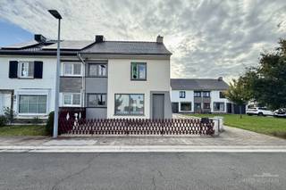 Cette maison se compose au rez-de-chaussée d'un hall d'entrée, d'un espace de vie avec accès à la terrasse, et d'une cuisine. Au premier étage, vous trouverez 3 chambres et une salle de bain avec toilettes, baignoire et lavabo. Espace de grenier accessible et cave présente. Terrasse et jardin avec remise.<br />Libre dès maintenant.<br />Intéressé(e) ? Contactez Immo Roman, gsm 0472 35 92 86.