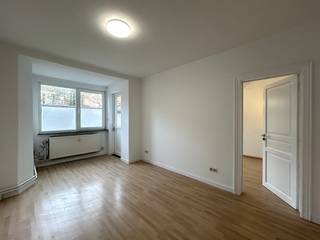 Dit charmante gelijkvloers, gerenoveerd appartement in de rustige Paul Lebrunstraat in Leuven biedt een unieke combinatie van comfort, privacy en...