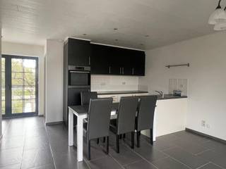 <p>Licht appartement met terras in Sint-Jozef Rijkevorsel</p>
<p><strong>Beschrijving:</strong><br />Op de tweede verdieping van een kleinschalig gebouw in Sint-Jozef (Rijkevorsel) bevindt zich dit verzorgde appartement. De ligging is rustig maar toch nabij het centrum en biedt een vlotte verbinding richting Hoogstraten en Turnhout. De indeling omvat een inkomhal met gastentoilet, een lichtrijke leefruimte met open keuken, een badkamer met douche, een ruime slaapkamer en een aparte wasplaats. Via het schuifraam in de leefruimte bereik je het aangename terras, waar het prettig vertoeven is. Een garage op het gelijkvloers biedt extra comfort. Het gebouw beschikt niet over een lift, wat de gemeenschappelijke kosten beperkt houdt. Een praktisch en aangenaam appartement op een gunstige locatie, ideaal voor wie rustig wil wonen met alle voorzieningen binnen handbereik</p>