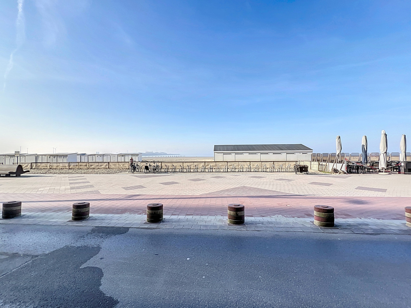 Unieke handelsruimte met verschillende mogelijkheden te koop op de Zeedijk te Heist-aan-Zee - photo 1