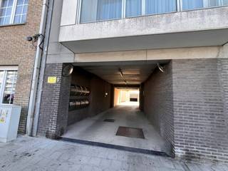 Automatische toegangspoort.<br /><br />Gesloten garageboxen nr 31 : ondergrondse garage.<br />Elektriciteit in de garage.<br />Centrale ligging in Mariakerke (Oostende).<br />Gemeenschappelijke poort, afstandsbediening mogelijk.<br />Heel brede strook om naar beneden te rijden. Afmetingen: 5 m 10 op 2 m 85. Ook voor SUV wagens. Momenteel is de garage nog verhuurd.