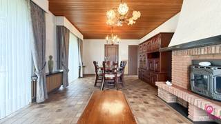 <br />Bij ImmoFusion 7/7 “open huis”: klik op onze 3D-TOUR. <br />Ervaar vastgoed alsof je er zelf doorloopt!<br /><br />In een rustige en kindvriendelijke straat bevindt zich deze verzorgde gezinswoning met een praktische indeling en tal van mogelijkheden. De woning beschikt over een lichtrijke leefruimte, meerdere slaapkamers en een aangename tuin waar u in alle rust kunt genieten van het buitenleven.<br /><br />Dankzij de gunstige ligging bevinden scholen, winkels, openbaar vervoer en belangrijke verbindingswegen zich op korte afstand. De woning combineert een rustige woonomgeving met een vlotte bereikbaarheid, wat ze bijzonder aantrekkelijk maakt voor gezinnen en koppels.<br /><br />De eigenaren namen het pand enkele jaren geleden onder handen. Zo werd het volledige dak vernieuwd, alle ramen werden gewisseld en er werd spouwmuurisolatie voorzien.<br /><br />Deze nette en gelijkvloerse woning werd steeds zeer goed onderhouden. De woning is structureel volledig in orde en instapklaar.<br />Er werd buiten de badkamer nog een douche voorzien.<br /><br />Extra troeven zijn de ruime buitenruimte, voldoende parkeergelegenheid en het potentieel om de woning verder naar eigen smaak te moderniseren.<br />Bent u op zoek naar een woning met ruimte, comfort en een uitstekende ligging in Helchteren? Dan is dit pand zeker een bezoek waard.<br /><br />Pluspunten:<br />- gelijkvloerse woning (129m²)<br />- 3 zeer ruime slaapkamers<br />- perceel van 649m² <br />- Volledig omheind en aangelegde tuin<br />- nieuw dak<br />- nieuwe ramen<br />- Rustige ligging, toch overal dichtbij<br />- Garage aanwezig<br /><br /><br />Voor een bezichtiging ter plaatse of meer info, bel ons op 078/78.78.70, of kom gewoon binnen op ons kantoor, steeds welkom!