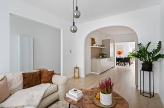 <p>Aan de Merksemsebaan in Wijnegem bevindt zich deze volledig gerenoveerde rijwoning met drie slaapkamers en een aangename, zuidwestgerichte stadskoer. De woning combineert een hedendaagse afwerking met een praktische indeling en beschikt bovendien over een gunstig EPC-label B.</p><p><strong>Wonen</strong><br />Via de inkomhal bereiken we de lichtrijke woonkamer die aansluit op de moderne, volledig ingerichte keuken. De verzorgde afwerking en de open verbinding tussen de leefruimtes zorgen voor een aangename woonomgeving.<br />De keuken beschikt over voldoende werk- en opbergruimte en is uitgerust met de nodige toestellen.<br />Op het gelijkvloers vinden we verder een hedendaags ingerichte badkamer en een afzonderlijk toilet.</p><p><strong>Slapen</strong><br />Op de eerste verdieping bevinden zich drie volwaardige slaapkamers en een tweede afzonderlijk toilet.</p><p><strong>Buitenruimte</strong><br />De zuidwestgerichte stadskoer van circa 20 m² vormt een aangename verlenging van de leefruimte en biedt ruimte om buiten te eten of te ontspannen.<br />Aansluitend bevindt zich een praktische berging.</p><p><strong>Extra bergruimte</strong><br />De woning beschikt over een droge kelder met twee afzonderlijke bergingen, ideaal voor bijkomende opslag.</p><p><strong>Ligging</strong><br />De woning ligt nabij het centrum van Wijnegem, op wandelafstand van winkels, horeca en dagelijkse voorzieningen. Ook scholen en openbaar vervoer bevinden zich in de omgeving. Via de R11 en E313 zijn Antwerpen en de omliggende gemeenten vlot bereikbaar.<br /> </p><p>Kortom, een instapklare woning met drie slaapkamers, een verzorgde buitenruimte en een gunstige energiescore. Een interessante keuze voor wie comfortabel wil wonen zonder eerst te moeten verbouwen.<br />Interesse? Neem gerust contact met ons op voor een bezoek.</p>