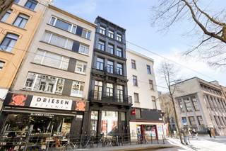 <h2><span>Stijlvol gerenoveerd en instapklaar appartement met karakter</span></h2><p><span>Dit prachtige appartement is ondergebracht in een monumentale en karaktervolle meesterwoning, op wandelafstand van het Museum voor Schone Kunsten Antwerpen en de bruisende winkelstraten van Antwerpen.</span></p><p><span>Bij oplevering wordt het appartement voorzien van een schitterende leefkeuken met centraal werkeiland dé blikvanger van de woning.</span></p><h3><span>Indeling</span></h3><p><span>U komt binnen in een ruime woon- en leefruimte waar binnenkort een splinternieuwe L-vormige keuken met hoogwaardige, nieuwe toestellen wordt geplaatst. Het stijlvolle werkeiland vormt het hart van de ruimte.</span></p><p><span>De indrukwekkende hoge plafonds, de originele schouw en het prachtige massieve parket geven deze leefruimte een unieke en authentieke uitstraling. Op het terras aan de voorzijde geniet u van een heerlijk ontbijt in een sfeer die doet denken aan Parijs.</span></p><p><span>Verder beschikt het appartement over twee ruime slaapkamers van respectievelijk 15 m² en 12 m². Ook hier zorgen de hoge plafonds voor een extra ruimtelijk gevoel. Aansluitend bevindt zich het terras.</span></p><p><span>De ruime badkamer in retrostijl is uitgerust met een ligbad en twee handenwassers in een authentiek meubel een charmante combinatie van comfort en karakter.</span></p><p><span>Doorheen het volledige appartement lopen prachtige beige parketvloeren, wat zorgt voor een harmonieus geheel.</span></p><p><span>Recent gerenoveerd met duurzame materialen, met oog voor hedendaags comfort en behoud van authentieke elementen.</span></p><h3><span>Kosten</span></h3><ul><li><span>Maandelijkse gemeenschappelijke kosten: € 95 (onderhoud en verbruik gemeenschappelijke delen)</span></li><li><span>lift </span></li><li><span>Alle nutsvoorzieningen individueel</span></li></ul><p><span>Een uniek appartement met prachtige volumes, hoge plafonds en een perfecte balans tussen karakter en modern wooncomfort.</span></p>