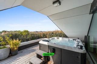 Ontdek deze unieke penthouse in Blankenberge, gelegen in een recente en stijlvolle residentie. Dit uitzonderlijke appartement werd van begin tot einde afgewerkt met uiterst hoogwaardige materialen en met veel oog voor detail. Een absolute troef zijn de drie terrassen, wat zelden voorkomt aan de kust. Hierdoor kan u de hele dag door in alle privacy van de zon genieten.<br /><br />Bij het binnenkomen wordt u verwelkomd in een bijzonder lichtrijke leefruimte met aanpalende open keuken. De grote raampartijen zorgen voor een overvloed aan natuurlijk licht en een mooie verbinding met de terrassen. De keuken is volledig uitgerust met alle nodige toestellen en onderscheidt zich door haar kwalitatieve werkblad en geïntegreerde wijnkoelkast, ideaal voor wie houdt van comfort en verfijning.<br /><br />Doorheen quasi het volledige appartement werd gekozen voor stijlvolle parketvloeren die zorgen voor een warme en tijdloze uitstraling. Op deze verdieping bevindt zich eveneens een gastentoilet. Daarnaast zijn er twee terrassen, één aan de voorzijde en één aan de achterzijde, zodat u op elk moment van de dag een zonnig plekje vindt.<br /><br />Via de trap bereiken we de bovenverdieping. Hier bevinden zich twee volwaardige slaapkamers, elk voorzien van een eigen ensuite badkamer. De master bedroom beschikt over een luxueuze badkamer met ligbad en dubbele lavabo. De tweede slaapkamer is uitgerust met een prachtige regendouche.<br /><br />Vanuit deze kamer heeft u toegang tot het derde terras, waar een jacuzzi werd geïnstalleerd. Hiervoor werden speciaal de nodige constructieve aanpassingen aan het gebouw uitgevoerd, wat opnieuw de kwaliteit en exclusiviteit van deze penthouse onderstreept.<br /><br />Deze eigendom biedt een zeldzame combinatie van luxe, ruimte, zon en privacy op een topligging aan de Belgische kust.<br /><br />