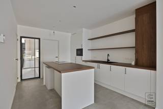 Deze volledig gerenoveerde woning met drie slaapkamers is gelegen op een toplocatie in Turnhout. Bij binnenkomst kom je terecht in een ruime...