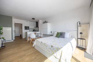 Ontdek deze instapklare, gerenoveerde studio met slaaphoek (ca. 42 m²), gelegen in de verzorgde residentie Westgolf.<br />Dankzij de doordachte indeling en hedendaagse afwerking geniet u van een aangename en lichtrijke woonomgeving. De leefruimte met volledig ingerichte open keuken (incl. vaatwasser) sluit naadloos aan op het ruime terras met open zicht, waar u in alle rust kan ontspannen.<br /><br />De aparte slaaphoek biedt extra comfort, terwijl de moderne badkamer met douche en toilet praktisch is ingericht. Daarnaast beschikt de studio over een handige berging met aansluiting voor wasmachine.<br /><br />Dankzij de centrale ligging in Westende-dorp geniet u van een uitstekende bereikbaarheid, met winkels, horeca en openbaar vervoer op wandelafstand, en bevindt u zich bovendien op korte afstand van zee en strand.<br /><br /><u>Troeven:</u><br />✔️ Instapklaar en gerenoveerd<br />✔️ Oppervlakte ca. 42 m²<br />✔️ Ruim terras met open zicht<br />✔️ Volledig ingerichte open keuken<br />✔️ Moderne badkamer<br />✔️ Berging met wasmachine-aansluiting<br />✔️ EPC D & conforme elektriciteit<br />✔️ Interessante en bewezen huuropbrengsten<br /><br />Ideaal als tweede verblijf, vaste woonst of investering.<br />Contacteer ons voor meer info of om een bezoek in te plannen