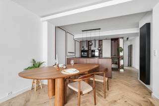 [[ DIT PAND NEEMT DEEL AAN DE ERA OPEN HUIZEN DAG OP 19/9 VAN 14:30 TOT 15:30 ]]
<p>Op zoek naar een stijlvolle, instapklare woning waar comfort en karakter perfect samenkomen? Dan is deze volledig gerenoveerde woning absoluut een bezoek waard! Bij het binnenkomen wordt u meteen verwelkomd in een aangename leefruimte die naadloos aansluit op een gezellige koer, de ideale plek om te genieten van een kop koffie in de ochtend of een gezellige barbecue met vrienden en familie.</p>

<p>De woning beschikt over een volledig nieuwe, moderne keuken, afgewerkt met kwaliteitsvolle materialen en een eigentijdse uitstraling. Ook de badkamer werd volledig vernieuwd en straalt dankzij haar stijlvolle afwerking pure klasse uit. Verder biedt deze woning 3 volwaardige slaapkamers, waardoor ze perfect geschikt is voor gezinnen, thuiswerkers of wie graag extra ruimte heeft.</p>

<p>Als extra troef beschikt de woning over een prachtig dakterras, bereikbaar via een vaste trap. Hier geniet u in alle rust van de zon en een aangename buitenruimte.</p>

<p>Troeven op een rij:<br />• Volledig gerenoveerde en instapklare woning<br />• 3 ruime slaapkamers<br />• Moderne, volledig nieuwe keuken<br />• Stijlvolle, vernieuwde badkamer<br />• Gezellige koer aansluitend aan de leefruimte<br />• Ruim dakterras bereikbaar via een vaste trap</p>

<p>Laat u verrassen door de ruimte, de kwalitatieve afwerking en de warme uitstraling van deze prachtige woning. Neem vandaag nog contact op met je ERA-makelaar voor een bezoek.</p>

<p>JOUW DROOMHUIS. ZO GEVONDEN!</p>