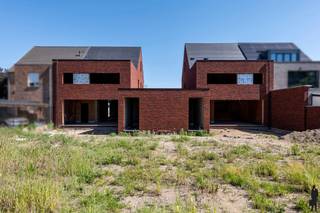Moderne <strong>BEN</strong> <strong>nieuwbouwwoning </strong>met <strong>3 slpk.</strong> te <strong>Meer - Hoogstraten!</strong><br /><br /><span>INDELING<br /></span><strong>Gelijkvloerse verdieping:<br /></strong>- Inkomhal met gastentoilet<br />- Ruime open leefruimte met uitgeruste keuken<br />- Inpandige garage<br />- 2 ruime bergingen<strong><br /><br />Eerste verdieping:<br /></strong>- Hoofdslaapkamer met dressingruimte<br />- 2 slaapkamers van ca. 10,4 - 13m²<br />- Badkamer<br />- Separaat toilet<br /><br /><strong>Tweede verdieping:</strong><br />- Grote, open ruimte welke verder in te richten is naar wens<br />- Bergruimte<br />- Technische ruimte<br /><br /><span>BIJZONDERHEDEN</span><br />- <strong>Afwerking naar wens</strong> volgens budgetten opgenomen in het lastenboek<br />- <strong>E-peil 7</strong><br />- Stalen deur voorzien tussen inkomhal - woonkamer<br />- Terras, oprit en de <strong>tuin </strong>worden ingericht opgeleverd<br />- Nabij de <strong>Nederlandse grens</strong>, alsook de toegangsweg richting <strong>Antwerpen</strong>