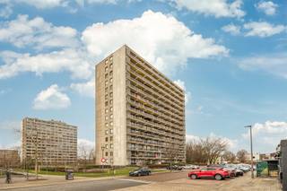 Lichtrijk 3-slaapkamerappartement met groot potentieel!Ben je op zoek naar een ruim en lichtrijk appartement dat je volledig naar eigen smaak kan...