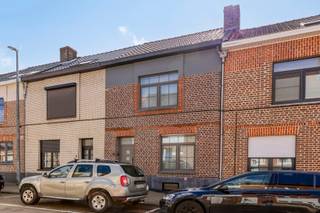 Een bezoek kan enkel telefonisch ingepland worden op het nummer 0496 07 89 48.Recent gerenoveerde woning met onder meer een bewoonbare oppervlakte...