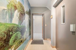 RUIM INSTAPKLAAR  APPARTEMENT MET 3 SLAAPKAMERS EN GARAGE <br /><strong>3 de verd.met lift </strong>slechts 1 appartement per verdiep<br />hal, dub.glazen deur naar vrij ruime L-vormige living met veel lichtinval, zeer mooie en praktische keuken   in cottage stijl met eethoek, terras, berging, nette badkamer met inloopdouche, 3 slaapkamers  ( in elke kamer kan een tweepersoonsbed in ) waarvan 1 met volledig ingemaakte prachtige dressing in landelijke stijl , 2 de terras<br />op gelijkvloers grote privé bergkast, fietsenberging en<strong> garage </strong>( in prijs inbegrepen)<br />EPC 145  <br />GERENOVEERDE LIFT - NIEUWE VIDEOPHONE - RECENTE C.V KETEL - BRANDDEUR - DAK VERNIEUWD - GARAGE MET STROOM - GEEN SYNDICUS ( er word maandelijks 100 euro gespaard voor eventuele komende werken ) 