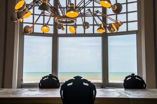 Ce bâtiment nostalgique, offrant une vue unique sur la mer, est un bien exclusif qui vous propose le luxe au sein de l’emblématique Grand...