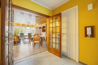 <h2>Instapklaar appartement op de eerste verdieping</h2>
<p><span>Nabij het centrum van <strong>Stabroek</strong> bevindt zich dit instapklaar appartement op de eerste verdieping. Een ideaal <strong>startersappartement</strong> of <strong>rendabele investering</strong> dankzij de sterke ligging en conforme staat.</span></p>
<h2>Indeling</h2>
<h3><strong>Inkom &amp; leefruimte</strong></h3>
<ul>
<li>
<p><strong>Inkomhal </strong>op tegelvloer</p>
</li>
<li>
<p><span><strong>Leefruimte </strong>op laminaatvloer met lichtinval</span></p>
</li>
<li>
<p><span><strong>Keuken </strong>voorzien van gasvuur, dubbele spoelbak, ijskast en diepvries</span></p>
</li>
</ul>
<h3><strong>Slaapgedeelte &amp; comfort</strong></h3>
<ul>
<li>
<p><span><strong>Twee slaapkamers</strong>, uitgerust met elektrische rolluiken, waarvan één voorzien van bedstee</span></p>
</li>
<li>
<p><span><strong>Badkamer</strong>, gerenoveerd in 2020, voorzien van lavabo en inloopdouche en toilet</span></p>
</li>
</ul>
<h2>Extra informatie</h2>
<ul>
<li>
<p><span><strong>EPC label A – 99 kWh/m² jaar</strong></span></p>
</li>
<li>
<p>Géén gemeenschappelijke kosten!<br />Blokpolis = €750/j verdeeld over het volledige gebouw</p>
</li>
<li>
<p><span>Individuele nutsvoorzieningen</span></p>
</li>
<li>
<p><span>Verkoop onder <strong>registratiestelsel</strong></span></p>
</li>
</ul>
<h2><span><strong>INTERESSE?</strong></span></h2>
<p>📞 03 568 03 03<br />✉️ info@vastgoed03.be</p>
<p>Plan vandaag nog uw bezoek!</p>