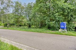 <div>
<p><span><strong>Bouwgrond voor open bebouwing op een perceel van 16a 76ca te koop in Tessenderlo-Ham</strong><br /><br />Op de Rietweg in Tessenderlo-Ham (ook wel gekend als vroeger de Genebosstraat), vinden we deze leuke bouwgrond voor open bebouwing terug. De bouwgrond heeft mooie oppervlakte van 16a 76ca. Het perceel is gelegen op een zeer gunstige ligging in een groene omgeving. Het centrum van Tessenderlo-Ham met al haar winkels, supermarkten, scholen en horeca bevindt zich op fietsafstand. De op- en afrit van de E313 bevindt zich op slechts enkele minuutjes rijden.<br /><br /><u>Bouwvoorschriften</u><br /><br />De maximale bouwdiepte bedraagt 17 meter gelijkvloers, waardoor er een ruime tuin behouden blijft. Op de verdieping is een bouwdiepte van maximaal 13 meter toegestaan.<br /><br />Er geldt een maximale bouwhoogte van twee bouwlagen. De kroonlijsthoogte bedraagt maximum 7 meter vanaf de dorpel.<br />De dakvorm is vrij te kiezen, een plat of hellend dak met een helling van maximum 45°. <br /><br />Kelders en andere ondergrondse ruimtes zijn niet toegestaan, wel moet onder het hoofdgebouw een overstroombare kruipruimte worden aangelegd.<br /><br />Vrijstaande bijgebouwen zijn mogelijk met een maximale oppervlakte van 40m², maximaal één bouwlaag en met een plat of hellend dak. Ook carports zijn toegestaan.<br /><br /><u>Inplanting</u><br /><br />De bouwvrije zijtuinstroken bedragen minimum 5 meter.<br />Het perceel heeft een diepte van 42,72 meter en een breedte van 29,15 meter. <br /><br />Spreekt deze leuke bouwgrond jullie aan? Contacteer ons via info@bosmanvastgoed.be voor meer informatie. Wij helpen je graag verder! <br />De bouwvoorschriften, het inplantingsplan en de bijhorende documenten kan u opvragen bij ons.</span></p>
</div>