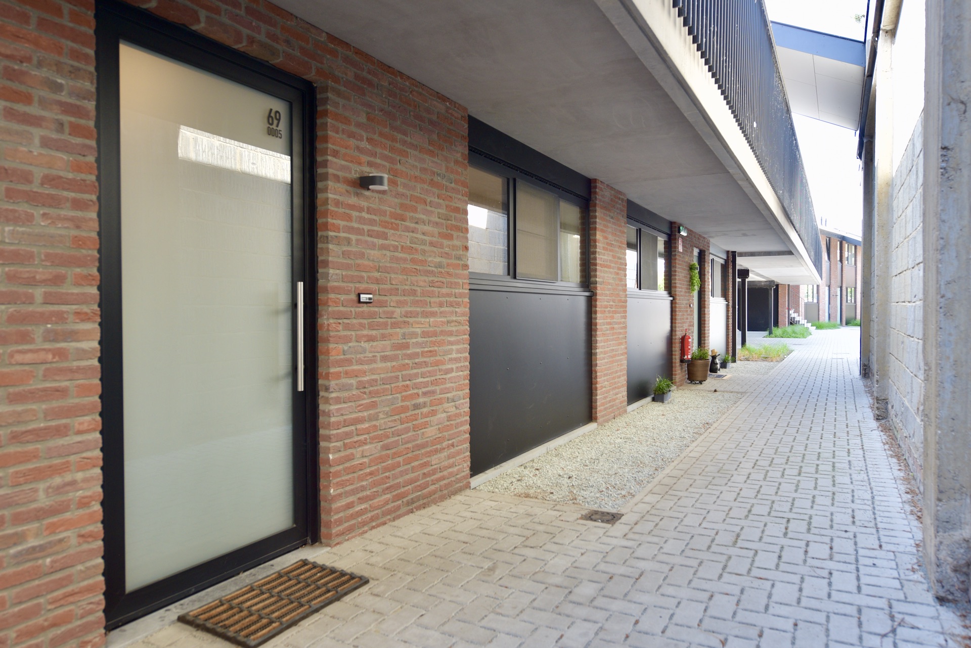 Instapklaar nieuwbouwappartement met 2 slpk, tuin en standplaats voor 345.000 EUR - foto 4