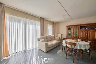 Nabij Helchteren centrum vind je dit recente gelijkvloers appartement uit 2004 met ondergrondse berging, autostaanplaats en een zuidegerichte terras + tuin van 34m2<br /><br />Op het gelijkvloers bevindt zicht een zeer ruime zuidgerichte woonkamer met ingebouwde keuken van maar liefst 40 m2. Vanuit de woonkamer kom je rechtstreeks uit op het terras en de lichtrijke tuin. Een gang leidt naar de berging/technische ruimte, badkamer en ruime slaapkamer van 13m2<br /><br />Je auto en fietsen kan je gemakkelijk kwijt in de ondergrondse autostaanplaats, hier is ook nog een aparte kelderberging.<br /><br />Dit pand is bijzonder interessant als je nabij Helchteren centrum wil wonen, vlakbij supermarkten en openbaar vervoer. Ook ontsluiting richting Oudsbergen en E314 is gemakkelijk. En vergeet een klein terras als je in de tuin zit van 34m2 die je nog zelf kan inrichten.<br /><br />Interesse in dit appartement? Contacteer ons en we helpen je graag dichtblij verder !