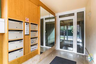 <p>Ontdek dit instapklare en uitstekend gelegen appartement in Ronse, op wandelafstand van het centrum, winkels en scholen. Deze instapklare woning combineert comfort, ruimte en licht op een aantrekkelijke locatie.<br /><br />Het appartement beschikt over twee volwaardige slaapkamers, waarvan één met toegang tot een gezellig terras. De keuken sluit naadloos aan op een praktische berging. De ruime en lichtrijke leefruimte vormt het hart van de woning en geeft uit op een tweede terras, ideaal om te genieten van rust en buitenlucht.<br /><br />Verder is er een nette badkamer en een apart toilet voor extra comfort. Dankzij de aanwezigheid van een garage en bijkomende berging geniet u bovendien van voldoende opbergruimte.<br /><br />Dit appartement is een uitstekende opportuniteit, zowel als investering als voor starters die op zoek zijn naar een kwalitatieve en goed gelegen thuisbasis.<br /><br />Interesse?<br />Neem gerust contact op 0468 15 14 41 of mail naar laura.r@cornelis-goeman.be.</p>
