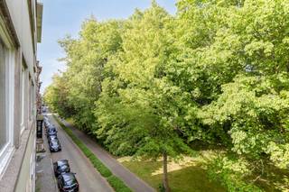 Dit charmante appartement in Brugge, volledig gerenoveerd in 2022, is nu te koop en biedt een ideale combinatie van modern comfort en een groene woonomgeving. Dit vastgoed is een buitenkans om een instapklaar appartement te kopen in het hart van de Stad Brugge. Alles is dichtbij en toch ligt het gebouw in een stille, groene rand.Het appartement geniet vanuit de leefruimte een mooi zicht op de Brugse Vesten. Het pand beschikt over een gunstig EPC B label, wat zorgt voor een energiezuinige woning. Daarnaast is de elektrische keuring ook conform.In de leefruimte, die aan de voorzijde gelegen is, heb je een weids zicht op de groene vesten via de twee glasdeuren (porte-fenêtre). De indeling van het appartement:- Inkomhal met vestiairekast, apart toilet en berging- Lichtrijke woonkamer met aansluitend de keuken- 2 slaapkamers (13m², 9m²) met rechtstreekse toegang tot het terras aan de achterzijde- Badkamer met inloopdouche en lavabo- privatieve kelderberging- fietsenbergingDe troeven van dit appartement te koop zijn de recente renovatie, de rustige ligging in een doodlopende straat en de groene omgeving. Omwille van de doodlopende straat is het appartement vrij van alle verkeersdrukte. Het appartement ligt op 400 meter van het Zand, Concertgebouw, winkelstraten en op korte afstand van het station. Hoewel het terras aan de achterzijde gelegen is, geniet u van een frisse bries wanneer de ramen aan de voorzijde geopend zijn. De Guido Gezellelaan in Brugge is goed bereikbaar en biedt een vlotte verbinding met het stadscentrum en diverse invalswegen. Bestuursmaatregelen in het maatregelenregister: nee