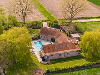 Te koop: charmante hoeve met zwembad op 3500m2 in Kruisem. In het landelijke en gegeerde Kruisem bevindt zich deze prachtige hoeve op...