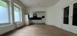 Gelijkvloers APPARTEMENT met 3 slaapkamers, terras en garage te huur in het centrum van Diest, Veemarkt 9.<br /><br />Het appartement is gelijkvloers gelegen en heeft een bewoonbare oppervlakte van 103 m² (bron : epc) en zicht op het Warandeparkt.<br /><br />Indeling van het appartement :<br />- inkomhal met apart toilet<br />- woonkamer met open keuken<br />- 3 slaapkamers, waarvan één met terras<br />- berging<br />- garage<br /><br />CV op gas, condensatieketel<br />EPC : 297, label C<br /><br />Huurprijs : 850 € per maand<br />Geen gemeenschappelijke kosten<br /><br />Wij maken graag tijd voor U om dit appartement te bezichtigen. Hiervoor reageert U best via de onze website www.alvast.be, zo voegen wij U toe aan de lijst van geïnteresseerde.<br /><br />Alle gegevens zijn louter informatief, onder elk voorbehoud, en voor zover het pand intussen niet verhuurd of verkocht is.<br />Dit pand wordt door ons geplaatst op volgende websites :<br />-www.alvast.be<br />-www.immoscoop.be<br />-www.zimmo.be<br />-www.spotto.be<br />Indien U het pand op andere websites zou aantreffen is dit niet door ons geplaatst en is de info mogelijk niet up-to-date.