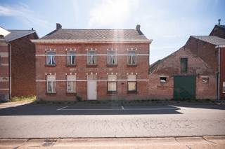 Voor verdere info of een vrijblijvende waardebepaling van uw eigendom: kieran.dams@homixx.be of 016 792 901<br /><br />Bent u op zoek naar een renovatieproject met enorm veel potentieel of naar de perfecte locatie voor uw droomnieuwbouw? Homixx Vastgoed stelt u graag deze unieke opportuniteit voor. Als uw professionele vastgoedpartner begeleiden we u met veel passie bij het ontdekken van de vele mogelijkheden die dit eigendom te bieden heeft.<br /><br />Bij het betreden van de woning komt u terecht in de authentieke eetruimte vooraan, die extra gezelligheid uitstraalt dankzij de charmante houten lambrisering en de mogelijkheid biedt om een pelletkachel te plaatsen. Aansluitend bevindt zich een aparte, rustige zithoek. De keuken is momenteel niet geïnstalleerd en beschikt over een enkele spoelbak, wat u de volledige vrijheid geeft om hier een moderne droomkeuken in te richten. In de opkamer bevindt zich de badkamer, die is uitgerust met een ligbad, een lavabo en een toilet.<br /><br />De bovenverdieping verrast door haar royale ruimte en telt maar liefst een 6-tal kamers, die naar eigen wens kunnen worden ingericht als slaapkamers, dressing of bureau. Daarnaast beschikt de woning over een ruime zolder die extra uitbreidings- of opbergmogelijkheden biedt.<br /><br />Heeft u eerder plannen om volledig nieuw te bouwen? Dit ruime perceel leent zich, mits het verkrijgen van de nodige vergunningen, ook uitstekend voor een prachtig nieuwbouwproject. Een unieke kans om een project volledig naar uw eigen hand en smaak te zetten.