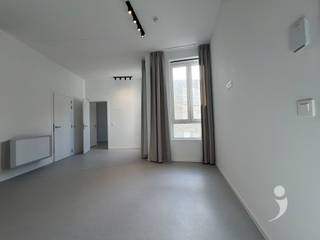 Appartement Conciergerie – Résidence The Rise<br /><br />Ce logement de conciergerie soigné se trouve dans la moderne résidence neuve The Rise et offre un environnement de vie confortable et pratique.<br /><br />L'appartement dispose d'un espace de vie lumineux avec une cuisine ouverte entièrement équipée, une chambre et une salle de bain moderne avec douche, lavabo et toilettes. De plus, il y a une pièce de rangement pratique avec un raccordement pour un lave-linge et un sèche-linge.<br /><br />En tant que concierge, vous êtes responsable de la gestion quotidienne de la résidence. Vous êtes le premier point de contact pour les résidents et les visiteurs, vous surveillez les parties communes, coordonnez de petits travaux d'entretien et suivez les signalements techniques. Vous veillez à ce que le bâtiment reste toujours propre, sûr et bien entretenu.<br />Intéressé ? Demandez votre visite dès aujourd'hui via notre site web.