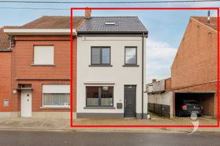 Bent u op zoek naar een volledig gerenoveerde woning? Dan is deze charmante halfopen bebouwing gelegen te Marktweg 9 precies wat u zoekt!De woning...