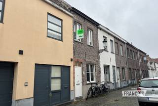 Deze compacte stadswoning is gelegen in een zijstraat van de prachtige Coupure, in centrum Brugge. Alle horeca, winkels, scholen en openbaar vervoer bevinden zich op wandelafstand. De woning werd een aantal jaar geleden volledig gestript en gerenoveerd. Werkelijk alles werd vernieuwd: ramen, leidingen, CV op aardgas, elektriciteit, isolatie, keuken, badkamer, vloeren... <br /><br />Op het gelijkvloers bevindt zich een super lichtrijke leefruimte met open keuken die van alle toestellen voorzien is. Aansluitend is er een aangenaam en zonnig stadsterras. Op het eerste verdiep bevindt zich, naast een ruime slaapkamer, de badkamer met inloopdouche, toilet en lavabo. Ook is er aansluiting voor de wasmachine voorzien. Op de tweede verdieping is er een tweede volwaardige slaapkamer, net als een technische ruimte waar nog plaats is voor een dressing, berging, bureau... Er is voldoende parkeergelegenheid in de straat.<br /><br />Beschikbaar: 1 november 2026<br /><br />
