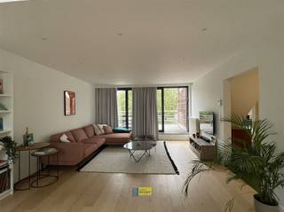 <p><span>Instapklare duplex op centrale locatie</span></p><p><span>Deze instapklare duplex is centraal gelegen en biedt een aangename woonervaring met veel lichtinval en een praktische indeling.</span></p><p><span>We betreden de woning via de inkomhal en komen vervolgens in de lichtrijke leefruimte met eetgedeelte en open, volledig geïnstalleerde keuken met berging. Vanuit de leefruimte is er directe toegang tot het gezellige terras ideaal om te ontspannen of gezellig buiten te eten.</span></p><p><span>Op dit verdiep vinden we ook een slaapkamer en een apart toilet.</span></p><p><span>Op de bovenverdieping bevindt zich een ruime kamer, een badkamer uitgerust met dubbele lavabo, ligbad en toilet, en nog een extra berging.</span></p><p><span>Garage verplicht bij aan te kopen voor 26.000 euro.</span></p><p><span> </span></p>