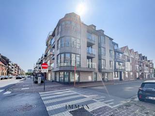 Dit lichtrijk hoekappartement met twee volwaardige slaapkamers is ideaal gelegen in het hart van Knokke, op wandelafstand van de...