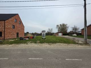 This attractive building plot for a detached house is located in the quiet and rural Lindestraat in Hoeleden, surrounded by standalone homes...