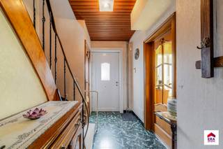 Comfortabel wonen in het hart van WolvertemHalfopen bebouwing met 4 slaapkamers (waarvan 1 op het gelijkvloers), garage én zuidwestgerichte tuin.In...