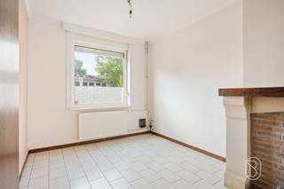 <p>Ontdek deze gezellige en instapklare woning in Ronse, ideaal gelegen vlak bij winkels, openbaar vervoer en belangrijke invalswegen.<br /><br />Indeling van de woning:<br />Gelijkvloers: U komt binnen via de inkomhal, die toegang geeft tot de gezellige woon- en eetkamer. Aansluitend vindt u de keuken en de recent vernieuwde badkamer.<br />Eerste verdieping: Hier bevinden zich drie slaapkamers.<br />Zolderverdieping: De geïsoleerde zolder biedt extra mogelijkheden. Alle aansluitingen zijn reeds voorzien om eenvoudig een vierde kamer te creëren.<br />Buitenruimte: Achteraan geniet u van een gezellige koer/terras met ruime praktische berging en aansluitend een aangenaam tuintje.<br /><br />De troeven van deze woning:<br />-Instapklaar<br />-EPC C — geen renovatieplicht<br />-Goedgekeurde elektriciteit<br />-Geïsoleerde daken<br />-Centrale verwarming op aardgas met condenserende ketel<br /><br />Interesse in deze leuke woning?<br />Contacteer ons via info@immobeguin.be</p>