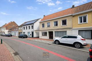 <p></p>
<p><strong><br /><br />Ruime op te frissen halfopen bebouwing te koop in het centrum van Adinkerke.</strong></p>
<p><span>De woning beschikt over een </span><strong>ruime inkomhal met praktijkruimte/bureau</strong><span>, apart </span><strong>toilet</strong><span>, </span><strong>stookplaats</strong><span> en nachthal.</span></p>
<p>Verder vindt u een <span><strong>zeer grote leefruimte</strong></span> met aansluitend een <span><strong>lichtrijke keuken</strong></span>, waarbij de <span><strong>tussenmuur kan worden verwijderd</strong></span> voor een open leefconcept.</p>
<p></p>
<p><span>Op de verdiepingen zijn er </span><strong>twee volwaardige slaapkamers</strong><span>, </span><strong>twee kleinere kamers</strong><span> en een </span><strong>zolder met uitbreidingsmogelijkheden</strong><span>.</span></p>
<p>Daarnaast is er een <span><strong>badkamer</strong></span> uitgerust met <span><strong>douche, lavabo en toilet</strong></span>.</p>
<p></p>
<p><span>De woning is </span><strong>halfopen bebouwing</strong><span> en beschikt over een </span><strong>inrit naast de woning</strong><span> die toegang geeft tot </span><strong>vier ruime garages </strong><span>en een </span><strong>praktische binnenkoer</strong><span>.</span></p>
<p></p>
<p>Een eigendom met <span><strong>volume, potentieel en een uitstekende centrale ligging</strong></span> — ideaal voor wie ruimte zoekt en bereid is te investeren in opfrissing.</p>