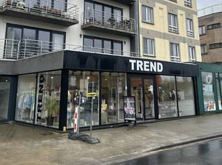 Deze vennootschap omvat drie strategisch gelegen handelspanden op A-locaties, verhuurd aan sterke partners.1. Kapelstraat 79, Bredene Dit pand met een oppervlakte van 308m² en een EPC-label A beschikt over een gevelbreedte van 10m en een hoogwaardige afwerking (gerenoveerd in 2018). Verhuurd tot 2027 aan een gerenommeerde kledingzaak.2. Kapelstraat 107, Bredene Royaal handelspand verspreid over het gelijkvloers (309 m²) en eerste verdieping (92 m²). Ingericht met burelen, vergaderzalen en terras (en EPC-label B). Lange termijn zekerheid met een contract tot 2037, verhuurd aan bank.3. Alfons Pieterslaan 34, Oostende Modern handelsgelijkvloers met EPC-label A en een oppervlakte van 205m² (bouwjaar 2017). Verhuurd tot 2030, aan HR-kantoor.Alle handelspanden beschikken over een topzichtlocatie met hoge passagefrequentieDeze vennootschap wordt aangeboden o.b.v. een vastgoedwaarde van € 2.246.000. De daarmee corresponderende vraagprijs voor de aandelen bedraagt € 1.333.752.De vraagprijs gaat uit van een overname/herfinanciering van een aanwezige bankschuld van € 690.000.