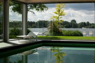 Wil u ook iedere dag het vakantiegevoel beleven en wonen aan een fantastisch privé meer van 95ha? Een zeldzame parel op een unieke locatie.Deze...