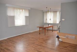 <div><strong>Instapklaar 2-slaapkamerappartement met EPC label B op een toplocatie in het centrum van Kapellen<br /><br /></strong></div>
<div>Dit comfortabele appartement op de tweede verdieping combineert een uitstekende ligging met een doordachte indeling. U bevindt zich hier op wandelafstand van het openbaar vervoer, diverse winkels en gezellige horecagelegenheden, waardoor alles binnen handbereik ligt.<br /><br /></div>
<div>Bij het binnenkomen via de ruime inkomhal, die voorzien is van een praktische vestiaire en een apart gastentoilet, krijgt u meteen een gevoel van ruimte. De hal leidt naar een royale, lichtrijke open leefruimte waar wonen en eten naadloos in elkaar overlopen, met aansluitend de functionele keuken.<br /><br />Verder beschikt het appartement over twee volwaardige slaapkamers en een verzorgde badkamer met een douche en een modern wasmeubel.<br /><br /></div>
<div>Achter het gebouw bevindt zich een handige autostaanplaats die specifiek tijdens de avonduren beschikbaar is. De vaste kosten voor dit appartement bedragen slechts € 15 per maand. <br /><br />Een ideale opportuniteit voor wie op zoek is naar comfortabel wonen in het centrum van Kapellen!</div>